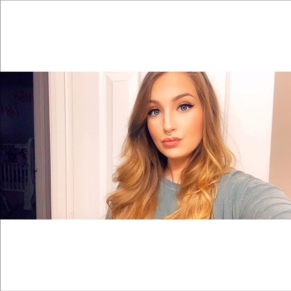 Meet your Posher, Alexis - Picture 1 of 1